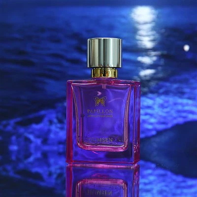 عطر زجاجة مربعة حمراء