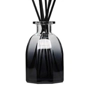 زجاجة ناشرة باللون الأسود